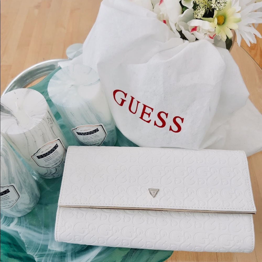 Soft pure white Guess bag with gold details